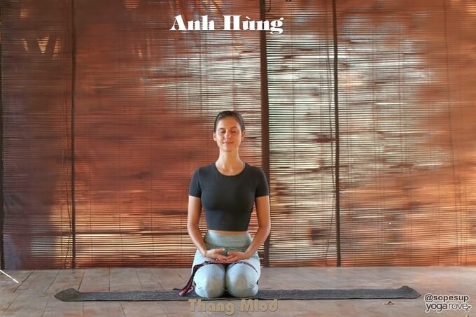 Anh Hùng (Virasana - Hero Pose)